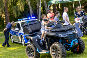 Prezentacja policyjnego radiowozu oraz quada