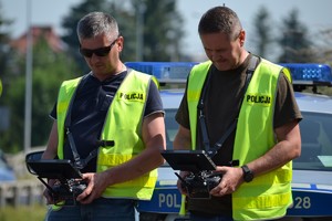 Dwóch operatorów drona podczas sterowania urządzeniem