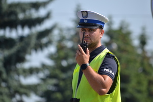 Policjant ruchu drogowego rozmawiający przez radiostację nasobną