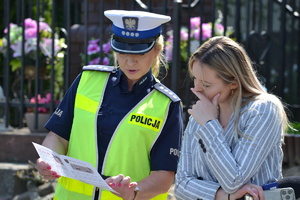 Policjantka ruchu drogowego objaśniająca dziennikarce istotę akcji