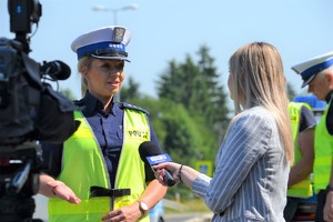Policjantka ruchu drogowego objaśniająca dziennikarce istotę akcji