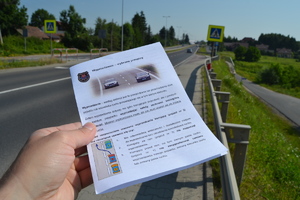 Ulotka zawierające przepisy o wyprzedzaniu na tle drogi