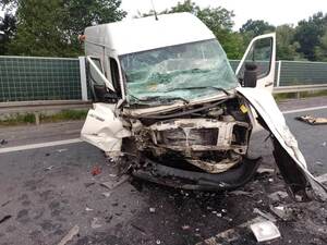 zniszczony samochód dostawczy, uszkodzony przód pojazdu oraz szyba