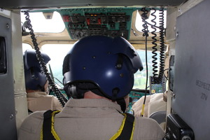 kokpit z pilotami i mechanikiem