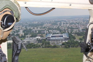 kontrterorysci obseruwja z powietrza rejon stadionu miejsckiego
