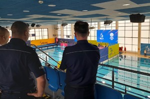 KPP Oświęcim. policjanci pilnują bezpieczeństwa w rejonie trybun na krytym basenie