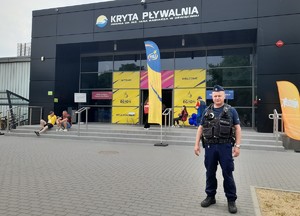 KPP Oświęcim. policjant OPP Kraków przed oświęcimskim basenem