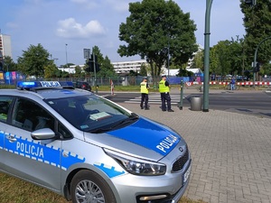 policjanci krakowksiej drogówki nadzoruja ruch