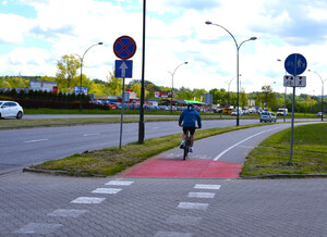 rowerzysta jadący drogą dla rowerów