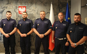 generał pozuje do zdjęcia z finalistami ogólnopolskich zawodów policyjnych