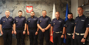 generał pozuje do zdjęcia z finalistami ogólnopolskich zawodów policyjnych oraz ich przełożonymi