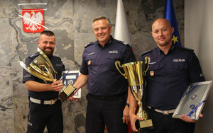 generał gratuluje finalistom ogólnopolskich zawodów policyjnych