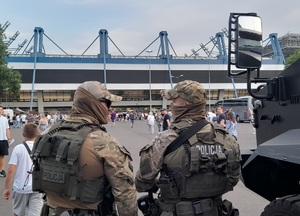 dwaj  policjanci SPKP przed stadionem miejskim