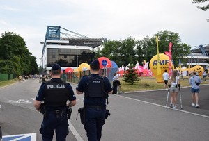Dwóch policjantów patrolujących rejon przed stadionem Wisły.