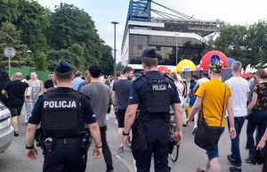 patrol policjantów z Oddziału Prewencji przed stadionem miejskim