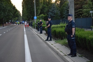 Policjanci stojący wzdłuż ulicy Reymonta.