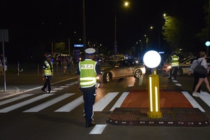 Policjanci z ruchu drogowego kierują ruchem w trakcie rozejścia się kibiców po uroczystoście otwarcia igrzysk.