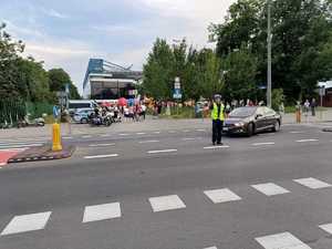 policjant kieruje ruchem drogowym na trasie do stadionu