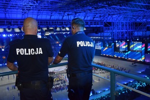 Zastępca Komendanta Miejskiego Policji w Krakowie i Naczelnik Wydziału Sztab Policji z krakowskiej komendy miejskiej obserwują uroczystość z góry stadionu.
