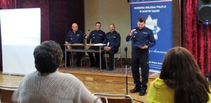 policjant prewencji przy mikrofonie