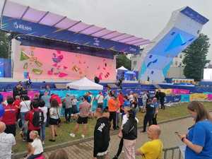 ścianki wspinaczkowe, za barierkami stoją ludzie