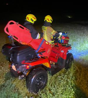 dwóch strażaków wiozących deskę ratowniczą