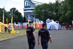 dwóch umundurowanych policjantów patrolujących rejon przy stadionie przy. ul. Reymonta w Krakowie