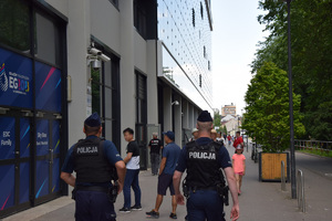 dwóch umundurowanych policjantów w trakcie patrolu przy stadionie na ul. Reymonta w Krakowie