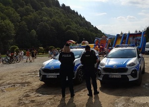 policjanci zabezpieczają strefę kibica w Szczawnicy