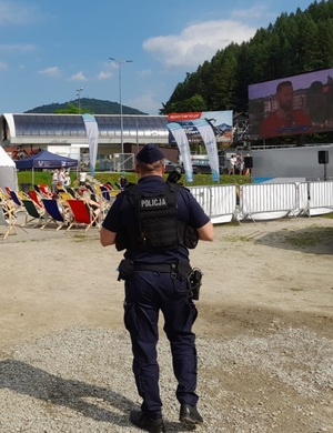 policjant pilnuje bezpieczeństwa w strefie kibica w Czarnym Dunajcu