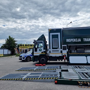 mobilna jednostka diagnostyczna i radiowóz