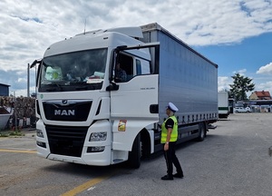 policjantka rozmawia z kierowcą ciężarówki