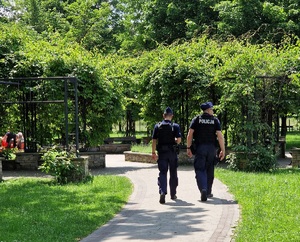 policjanci patrolują park miejski