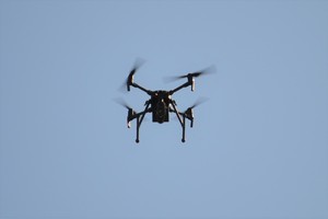 Widok pracującego drona na tle nieba