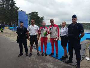 czterech policjantów i dwóch srebrnych medalistów - kajakarzy, stojący przodem do zdjęcia