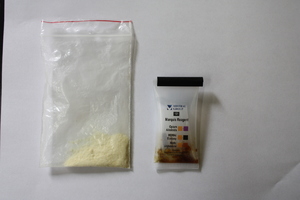 Amfetamina w woreczku obok tester narkotykowy