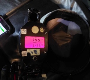 prędkość 166 km na godzinę wyświetlona na ręcznym mierniku prędkości