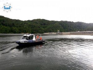 policyjny patrol na wodzie w rejonie zapory na Jeziorze Rożnowskim