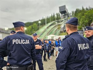 policjanci podczas zabezpieczenia imprezy w kokach narciarskich 2