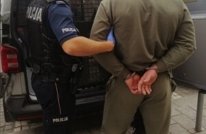 Policjant i zatrzymany przy radiowozie