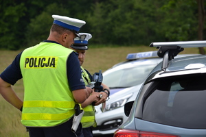 Dwóch policjantów ruchu drogowego przeprowadzających kontrolę drogową