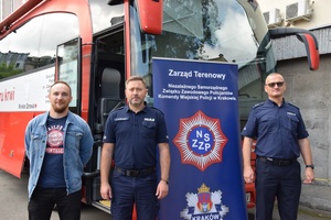 Zastępca Komendanta Miejskiego Policji w Krakowie na wspólnym zdjęciu z policjantami zaanagażowanymi w organizację zbiórki krwi