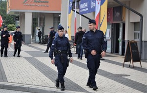 patrole piesze policji przy arenie Myślenice gdzie rozgrywane są igrzyska