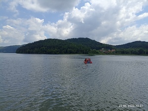 łódź ratunkowa pływająca po jeziorze czchowskim