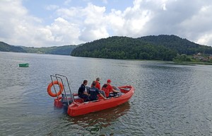 policjanci oraz ratownicy wodni patrolujący łodzią akwen jeziora czchowskiego