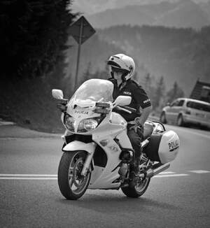 Katarzyna na słuzbowym motocyklu