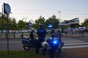 dwóch policjantów ruchu drogowego na motocyklach obserwujacych ruch drogowy na ul. 3go Maja przy stdionie miejskim
