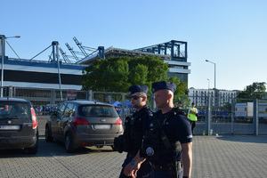 dwóch umundurowanych policjantów  patrolujący rejon przy stadionie na ul. Reymonta