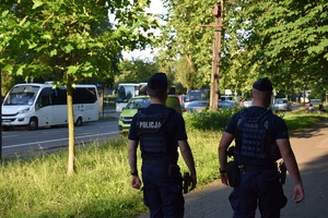 dwóch umundurowanych policjantów w trakcie patrolowania jednej z ulic nieopodal stadionu