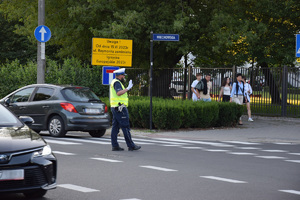 policjant ruchu drogowego kierujący ruchem na jednej z ulic w rejonie stadionu przy ul. Reymonta